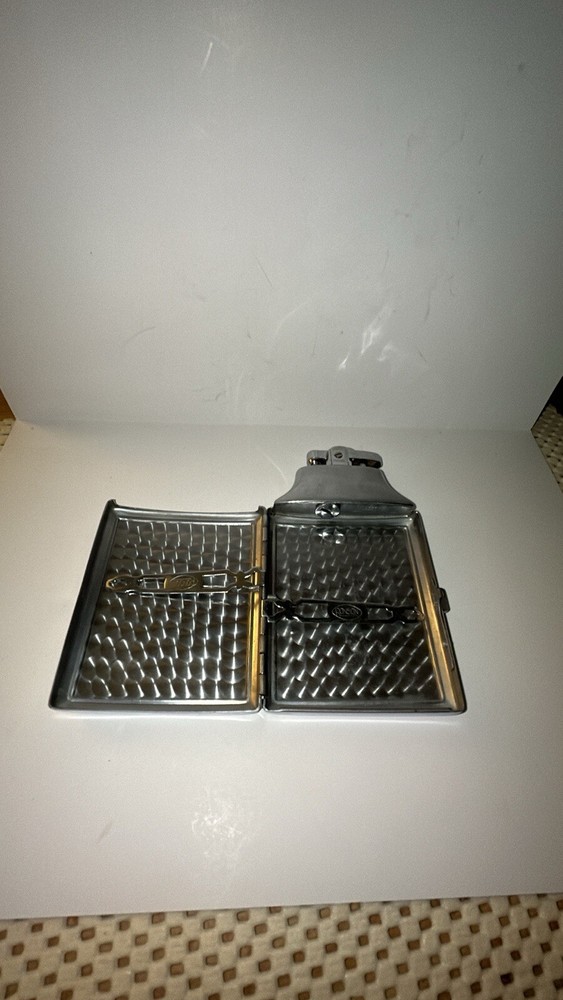 Vintage Ronson Mastercase Etched Silver Tone Cigarette Case Lighter. 4x3x1/2”