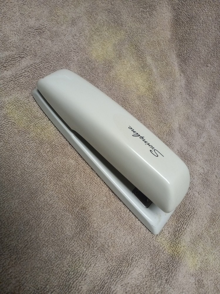 Swingline Desktop Stapler Model 646 - Off White - With Staples