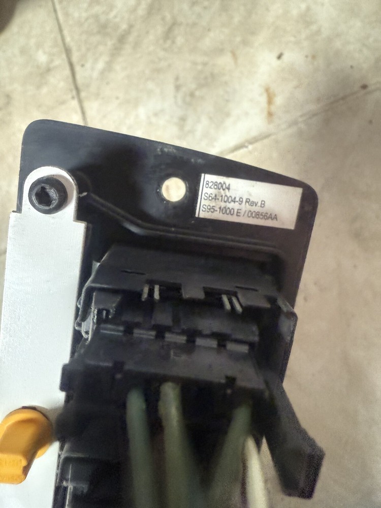 Kenworth T200 Dashboard 9 Switch Control Panel - P/N: S64-1004-9