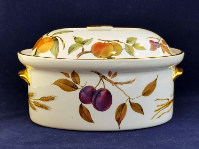 ROYAL WORCESTER EVESHAM GOLD BONE CHINA 2 QUART OVAL COVERED CASSEROLE