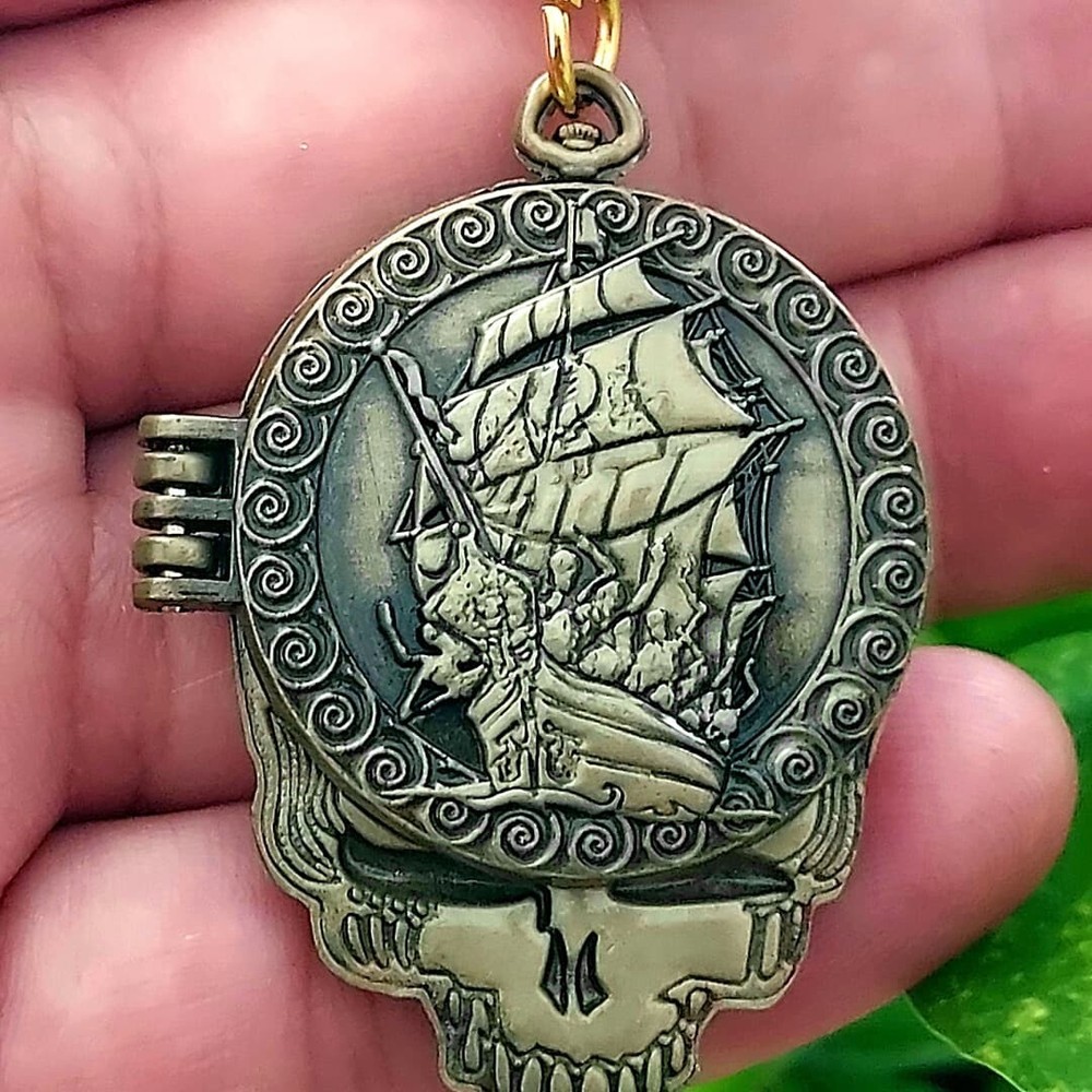 Grateful dead pendant w/ Chain