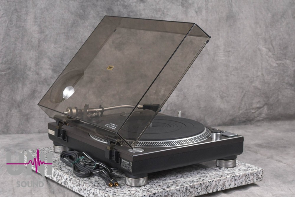 Technics SL-1200MK4 Black direct drive turntable in Excellent Condition