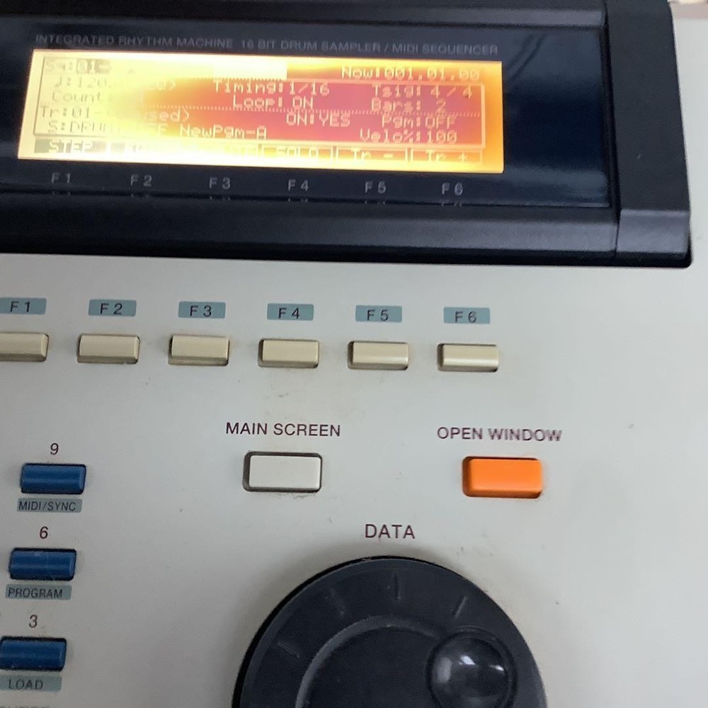 AKAI MPC2000XL sampler
