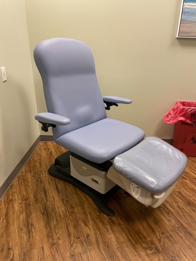 Midmark 646 Exam Table
