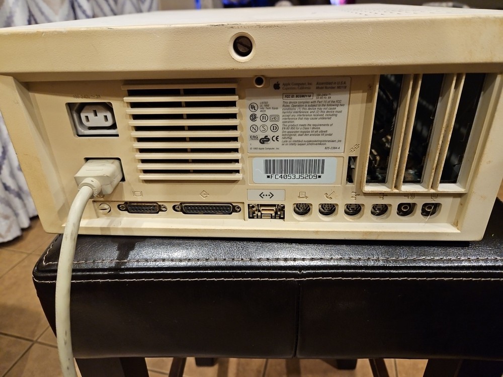 Macintosh Quadra 650 Vintage Apple Computer Powers On NOT Tested