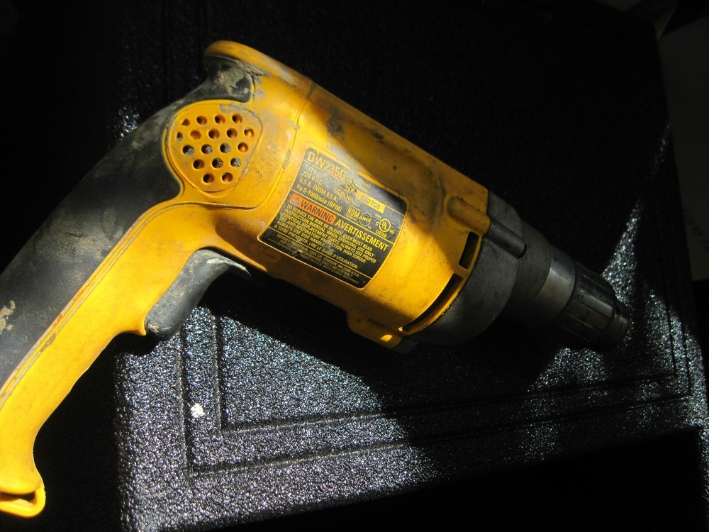 DEWALT VSR DRILL MODEL: DW235G