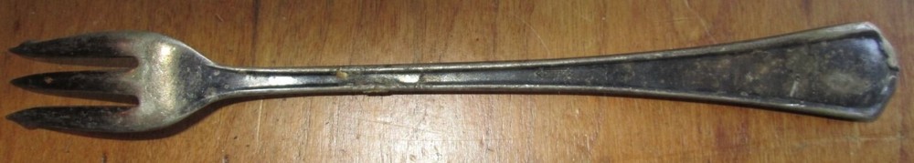 VINTAGE ADVERTISING THE LONGFELLOW SILVERPLATE COCKTAIL FORK