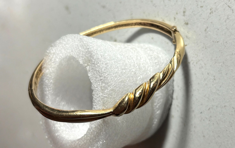 Stunning 14k Gold bangle 19 grams bracelet/with clasp
