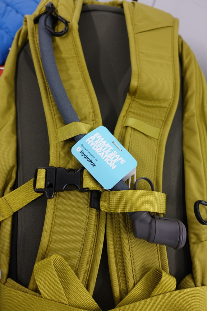 $130 Osprey Glade 12 Snow Pack Ski Hydration Backpack in Yellow