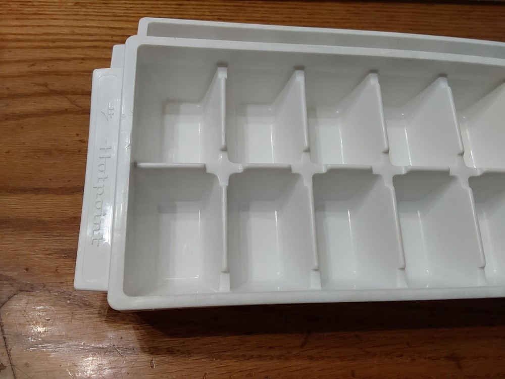 Hotpoint Easy Release 14 Cube Plastic Ice Cube Tray White 2pc Vintage