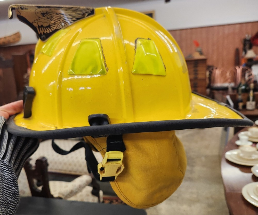 Cairns 1010 Fire Service Helmet With Eagle Front Holder
