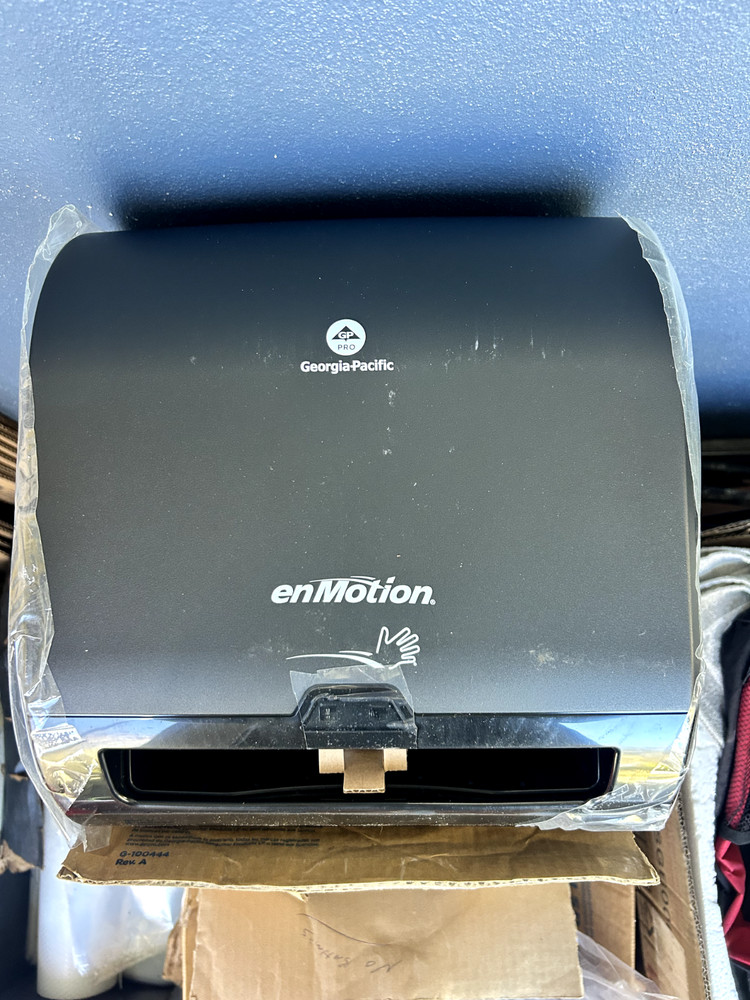 E Motion Paper Towel Dispenser Model 59498A NEW