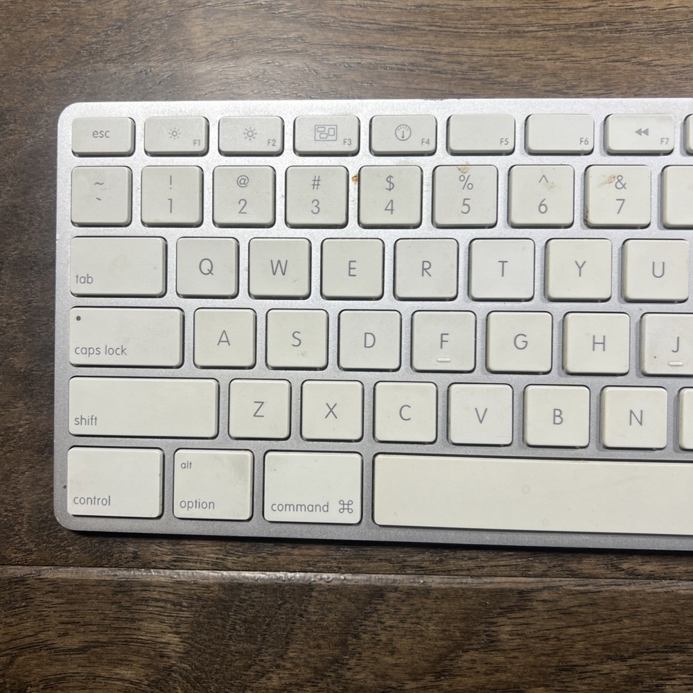Apple A1243 Wired USB Slim Keyboard