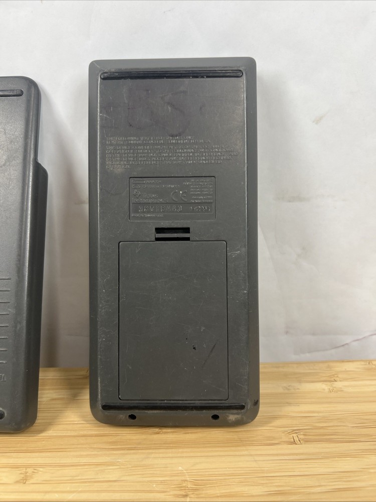 Texas Instruments TI-82 Graphing Calculator Powers On READ DESC