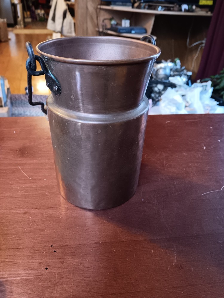 DECORATIVE COPPER POT W/ HANDLE. 1338