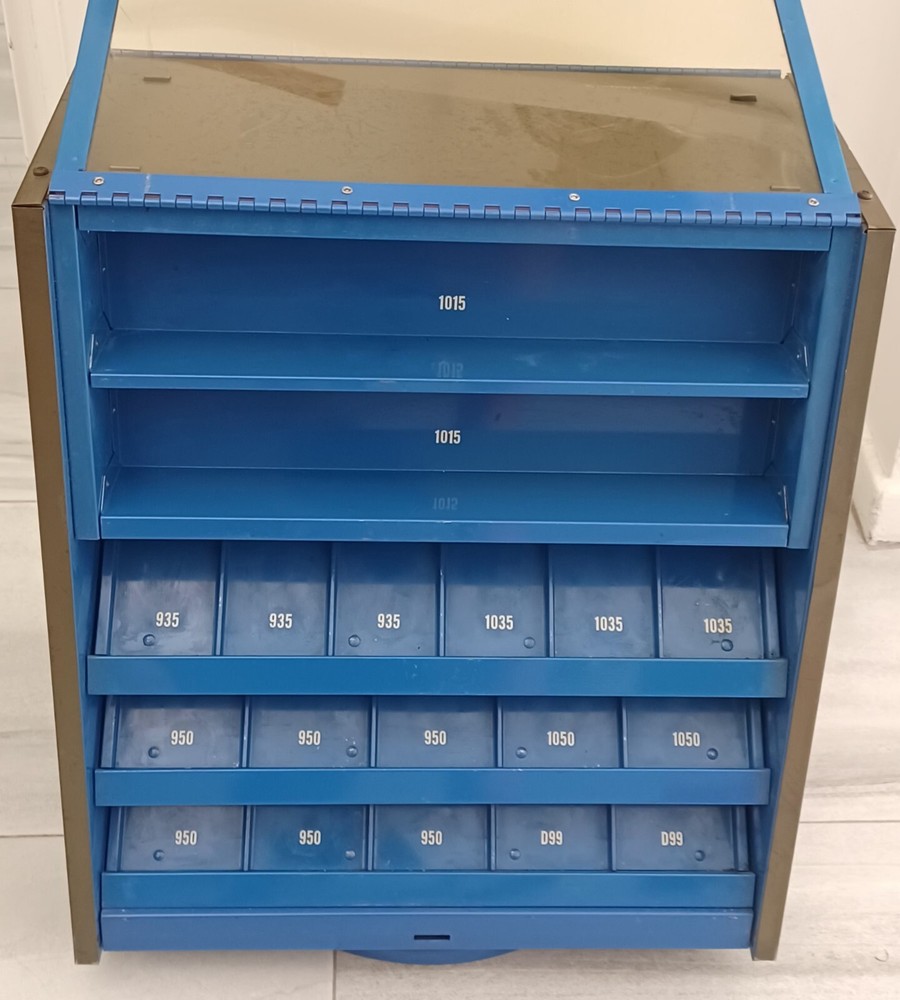 COOL RETRO EVEREADY BATTERY CONTERTOP DISPLAY CASE -ROTATES AND LOCKS
