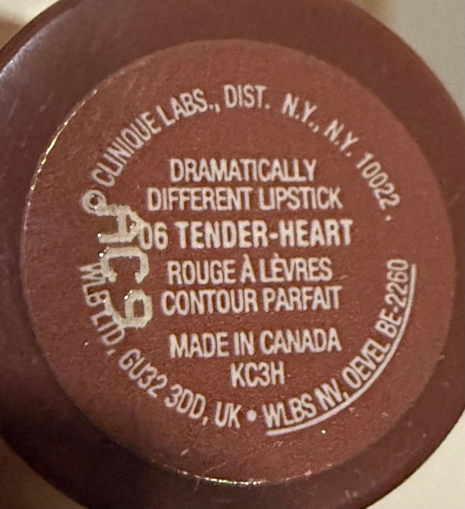 Clinique Dramatically Different Lipstick #50 Different Grape BRAND NEW