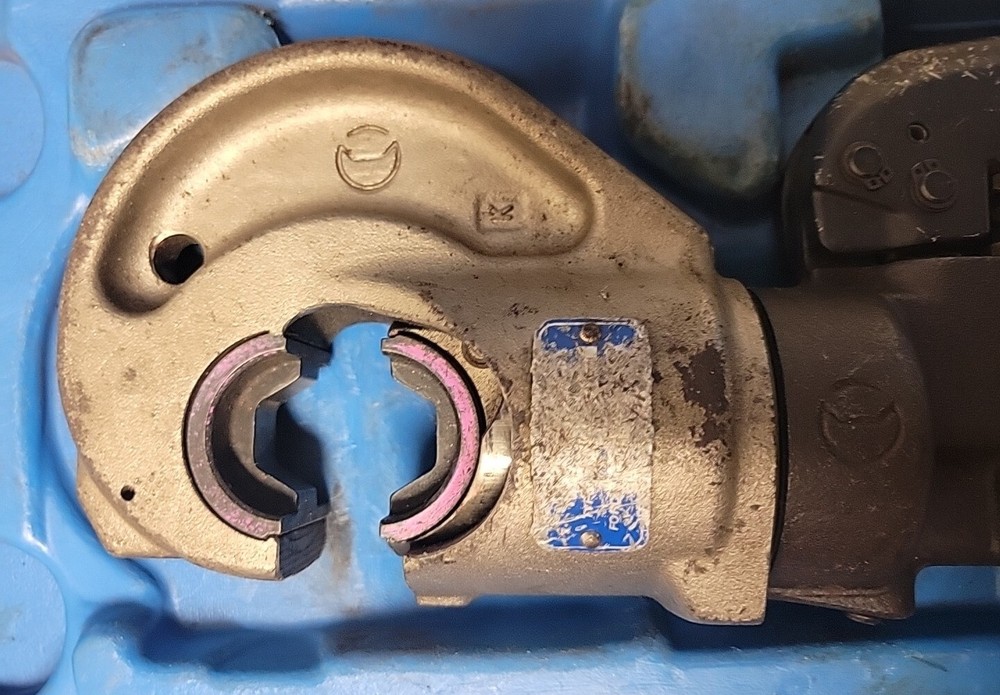 Cembre HT131-C Hydraulic Crimping Tool w/ Case