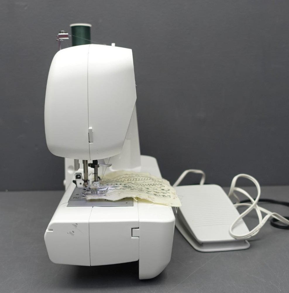 Brother ES-2000 Lightweight Portable Sewing Machine +Manual/Rolling Case Tested