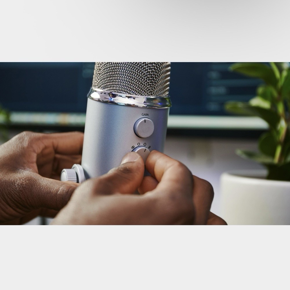 Logitech for Creators Blue Yeti USB Microphone Gaming, Streaming, Podcasting
