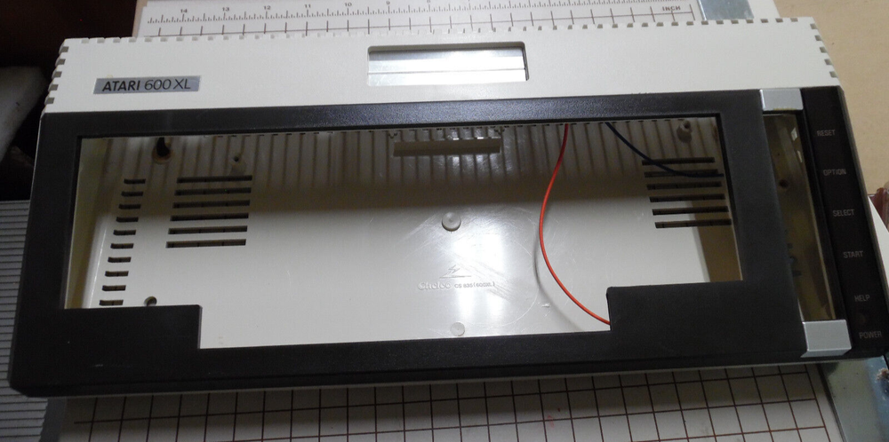 Top and bottom case Atari 600XL Removed from computer
