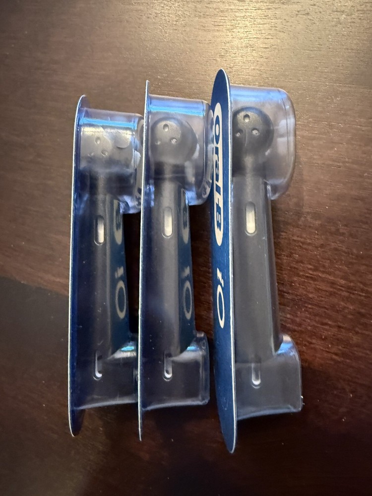 Oral-B iO Replacement Brush Head - Black (3 - Pack)
