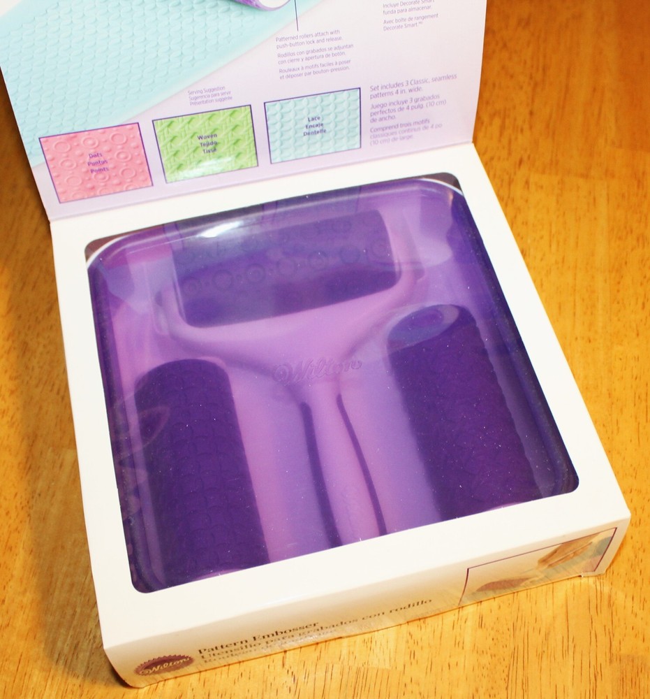 Wilton ~ PATTERN EMBOSSER #1907-1017 (1 Handle, 3 Rollers) & Bonus Storage Case
