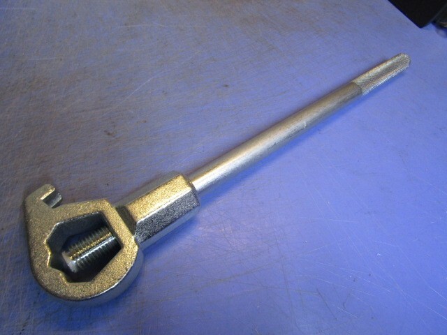 1 – Fire Hydrant Wrench 189 Ajustable. NEW