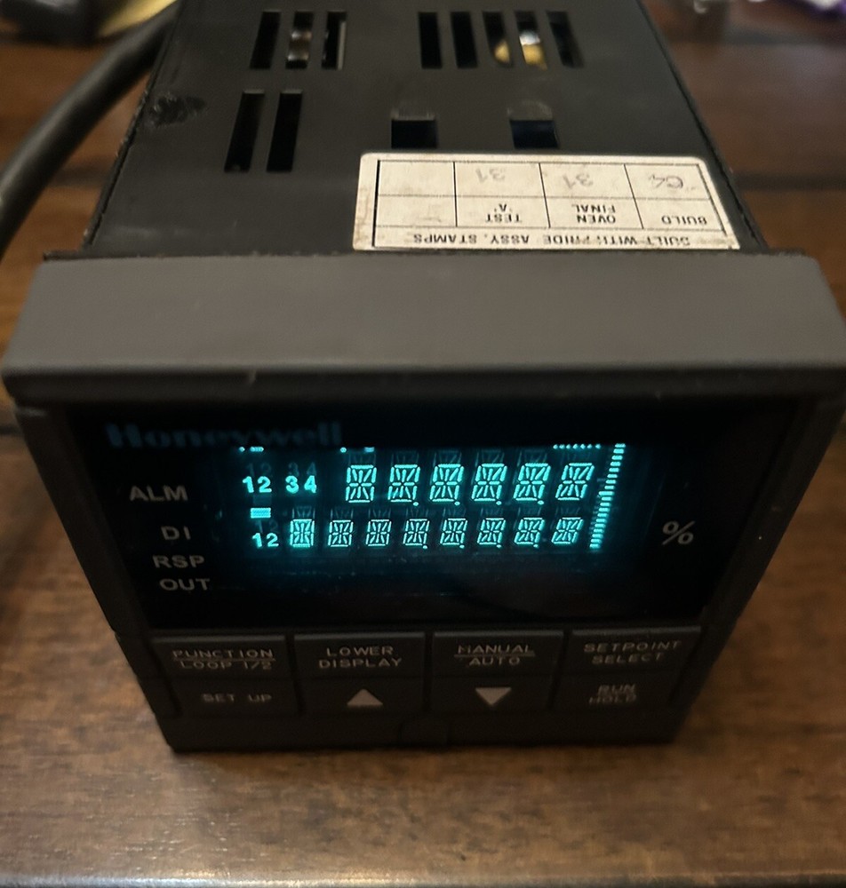 HONEYWELL DC330 Temp Controller. Model DC330B-EE-000-20-000000-00-0