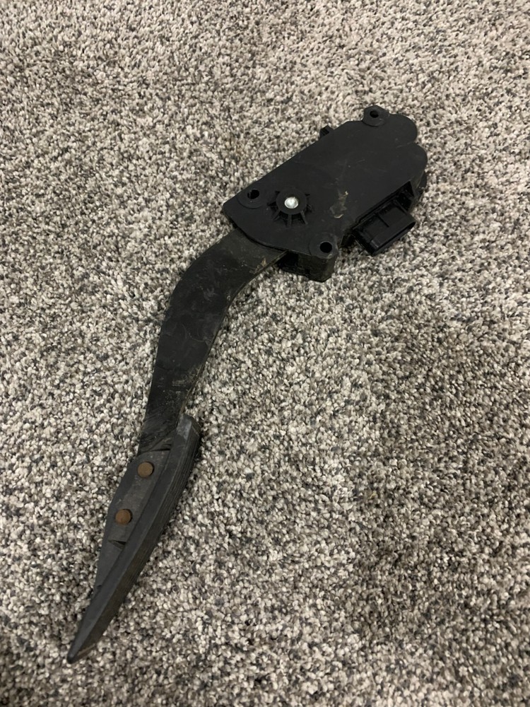 USED 2004-2007 Saturn Vue Accelerator Pedal Sensor