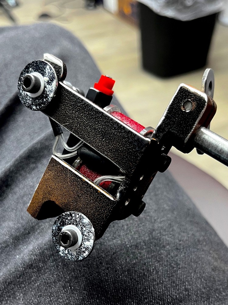 MiddlegroundMFG one-off coil tattoo machine