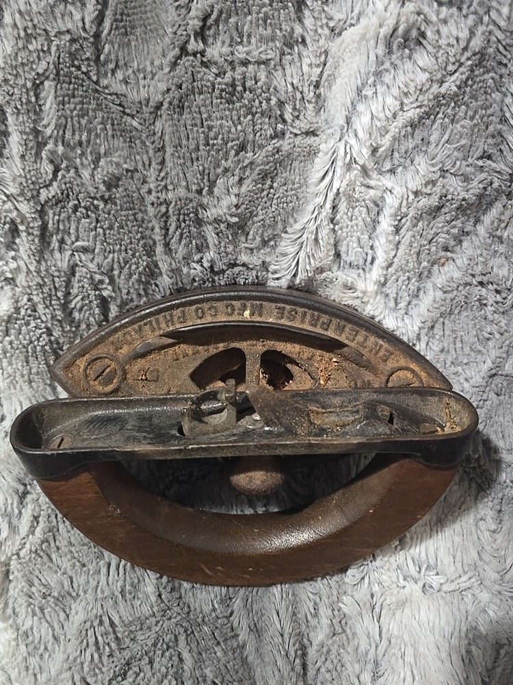 Antique Removable Handle Sad Iron
