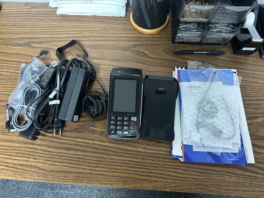 Ingenico Move 5000 w/ Base