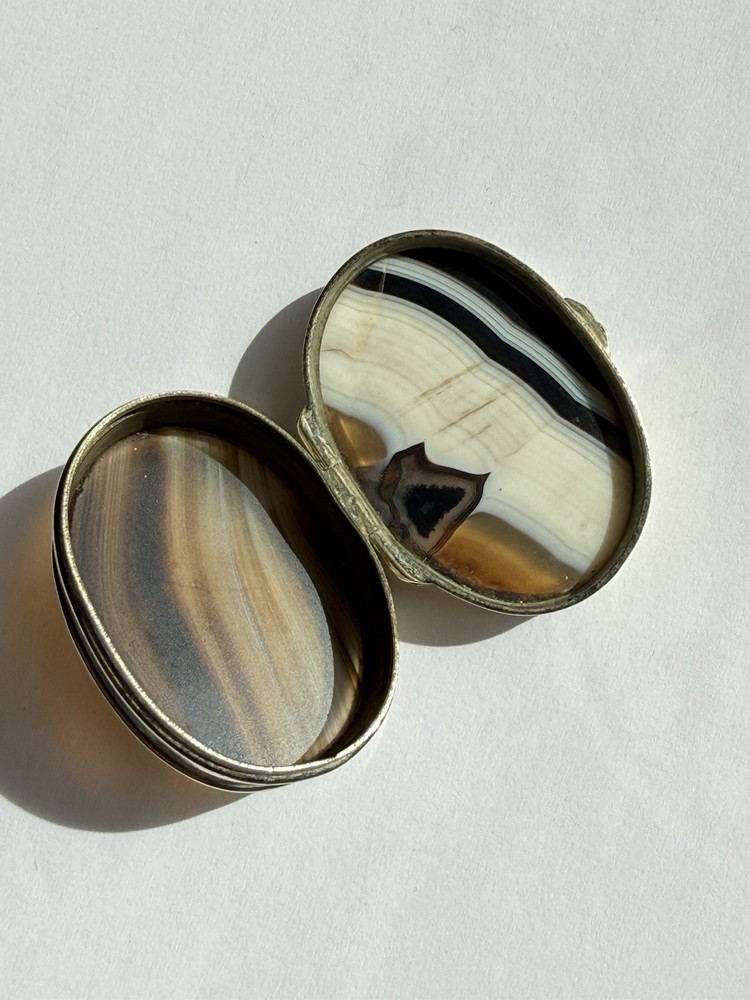VINTAGE ANTIQUE SILVER PLATED AGATE SNUFF / PILL BOX