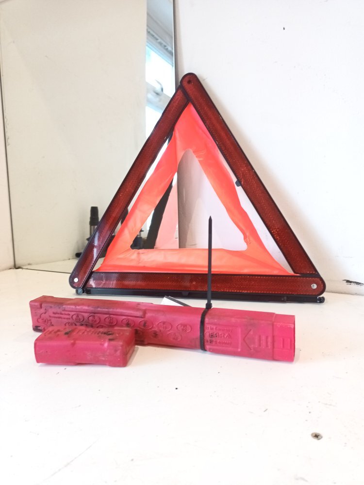 Mercedes B Class 2015 Hazard warning triangle with container A1718900097
