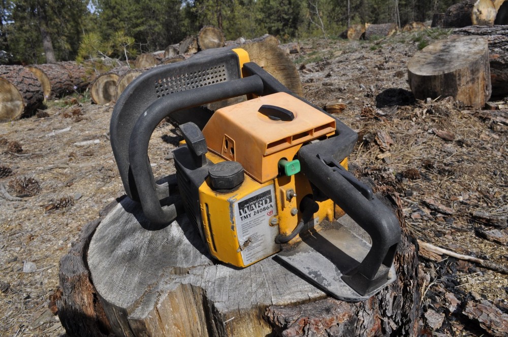 Mongomery wards 3.7 chainsaw, great compression