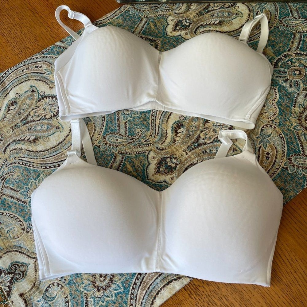 Bundle of 2 smooth underarm bra's, no wire, light padding smooth cup 38D no tags