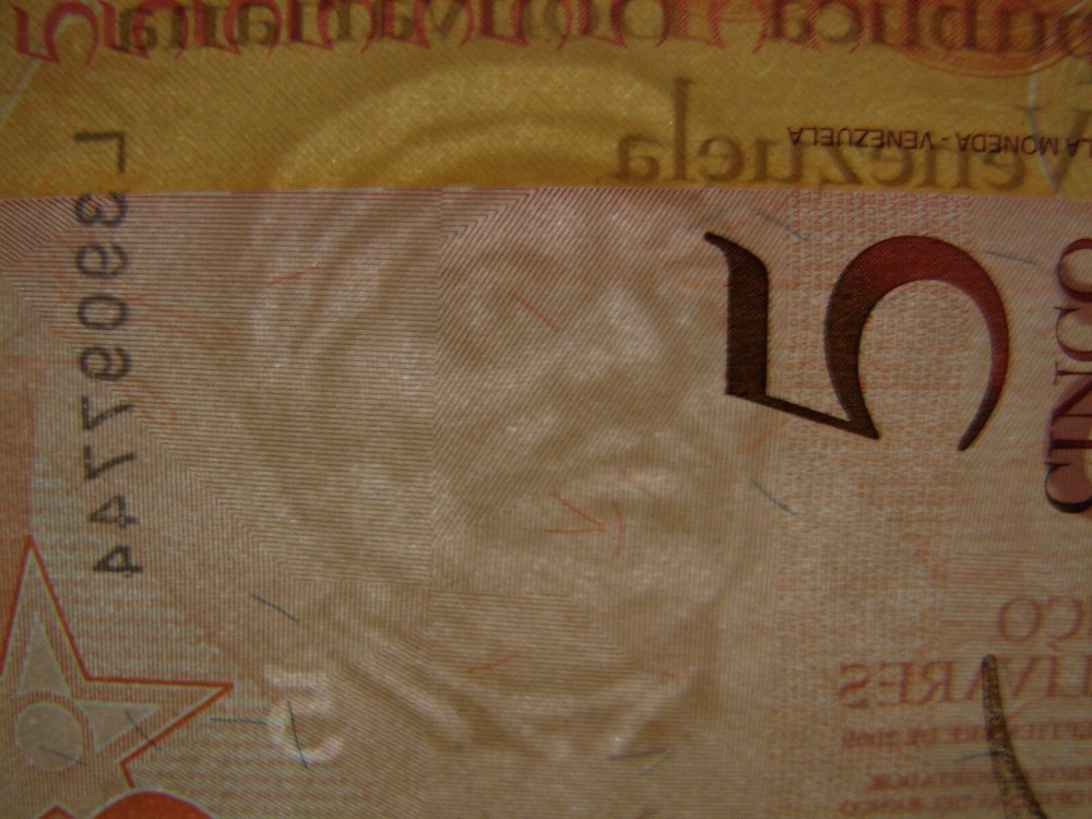 VENEZUELA BOLIVARES --- 3 DIFFERENT CRISP UNCIRCULATED NOTES