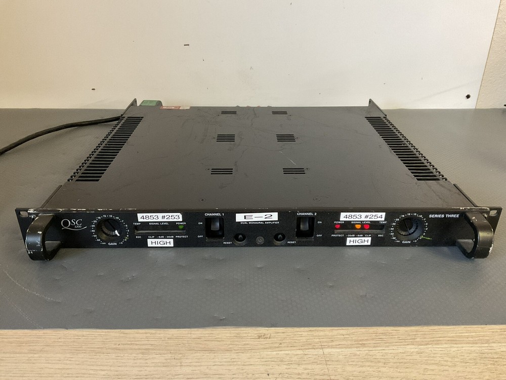 QSC 3200 Series Three 2-Channel Power Amplifier/ Powers On / GAR889
