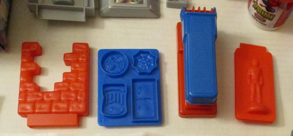 RoseArt Marvel Spider-Man Fun Dough Figure Maker Playset 2003 Used Complete