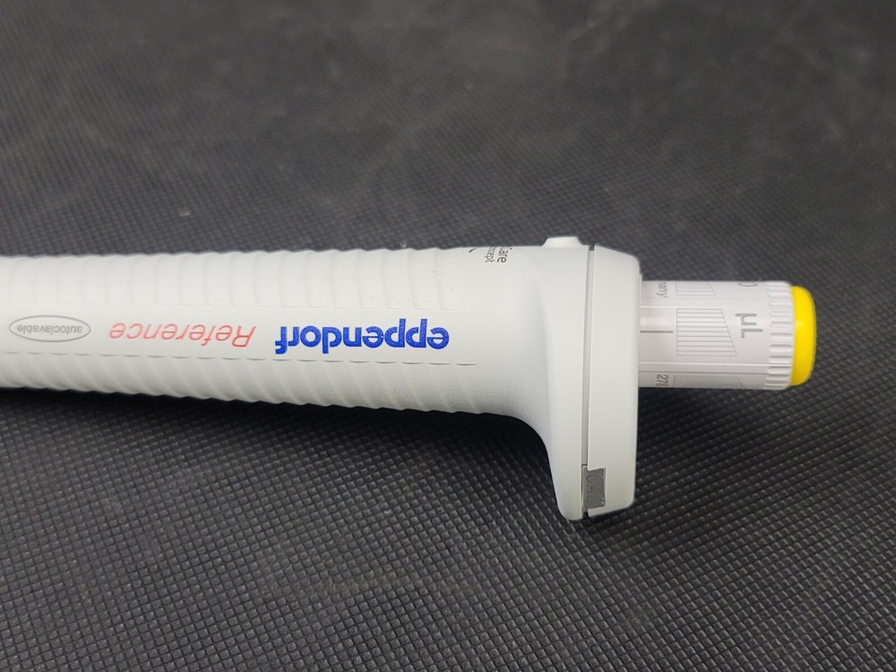 Eppendorf Series 2000 Adjustable Volume Pipette 2-20uL W/Accessories