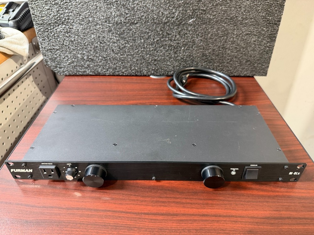 Furman M-8LX Power Conditioner Rack Mount 15A with Pull-Out Lights