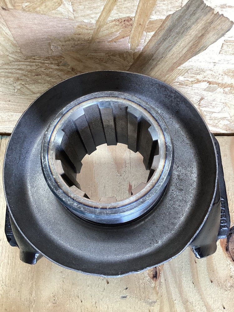 Yoke, universal joint HEMTT/M915/M916A1 /Dana 65-4-3711X