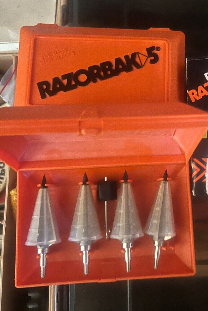 razorbak 5 arrow tips there are 4 in each case