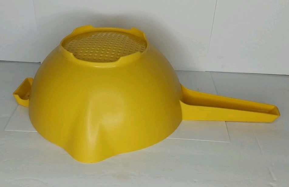 Vintage Tupperware Yellow Colanders Strainers 1 & 2 Quart Set 0f 2