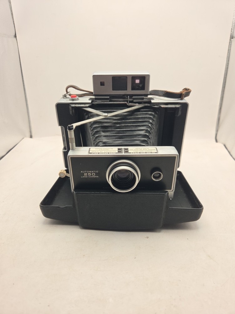 Polaroid Automatic 250 Land Camera Vintage With Case / Flash and Strap - TESTED