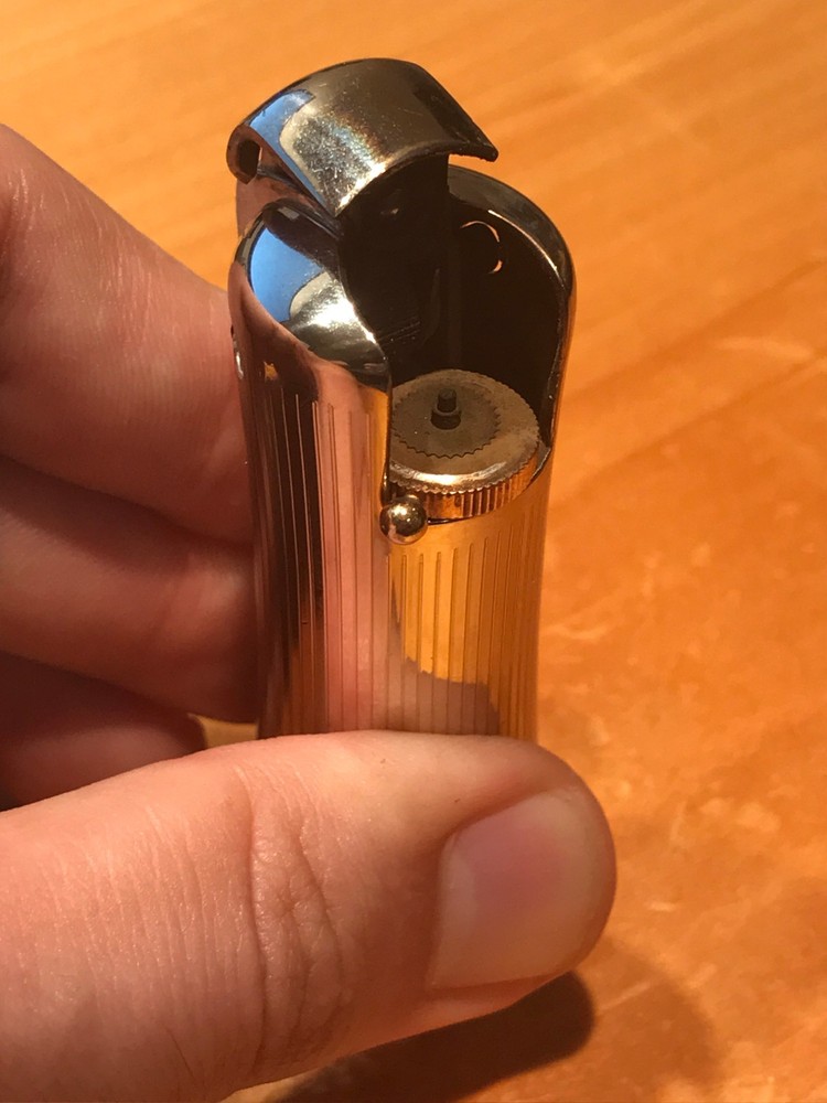 VINTAGE RONSON VARAFLAME LIGHTER MADE IN ENGLAND