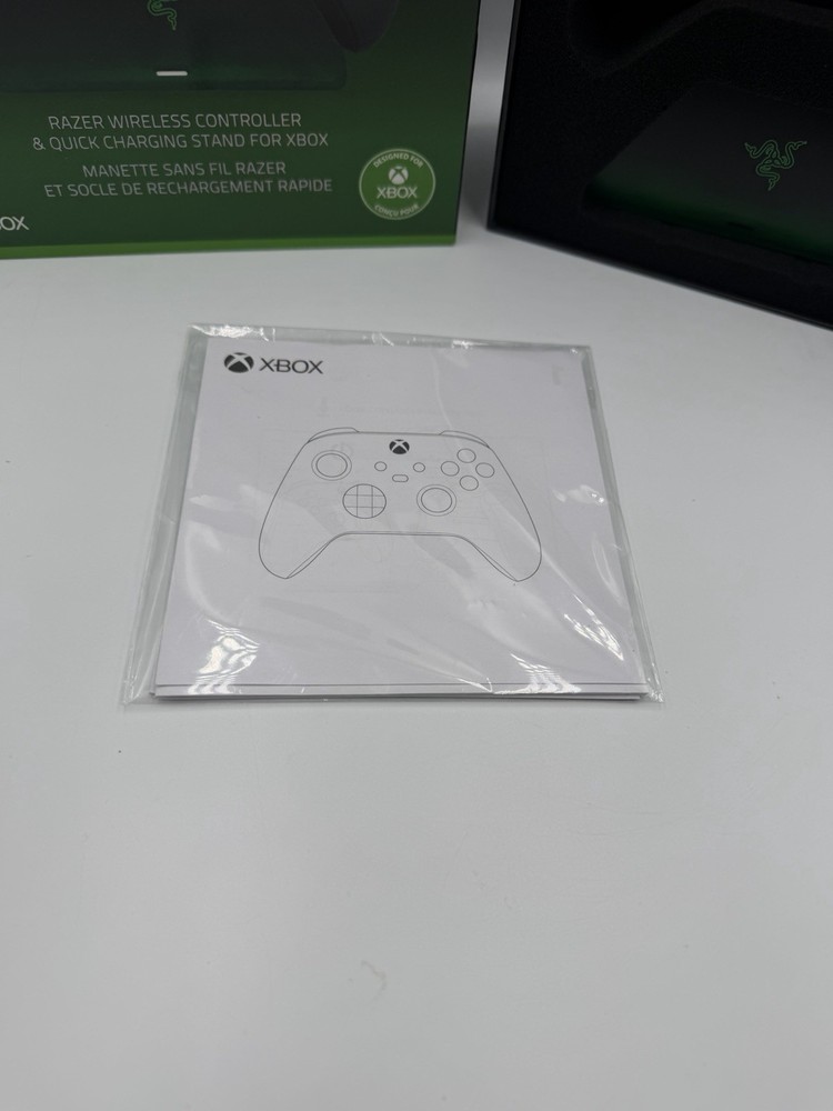 GC505 RAZER WIRELESS CONTROLLER & QUICK CHARGING STAND FOR XBOX- USED
