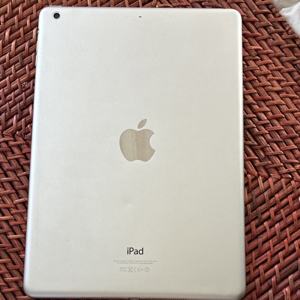 Apple iPad A1474 Silver Tablet Touchscreen Built-In Front Camera