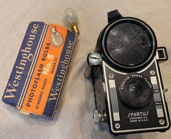 VINTAGE SPARTUS PRESS FLASH CAMERA w ERA FLASH BULBS GOOD CONDITION UNTESTED